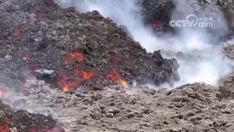 冰岛西南部一火山喷发,熔岩流吞没道路