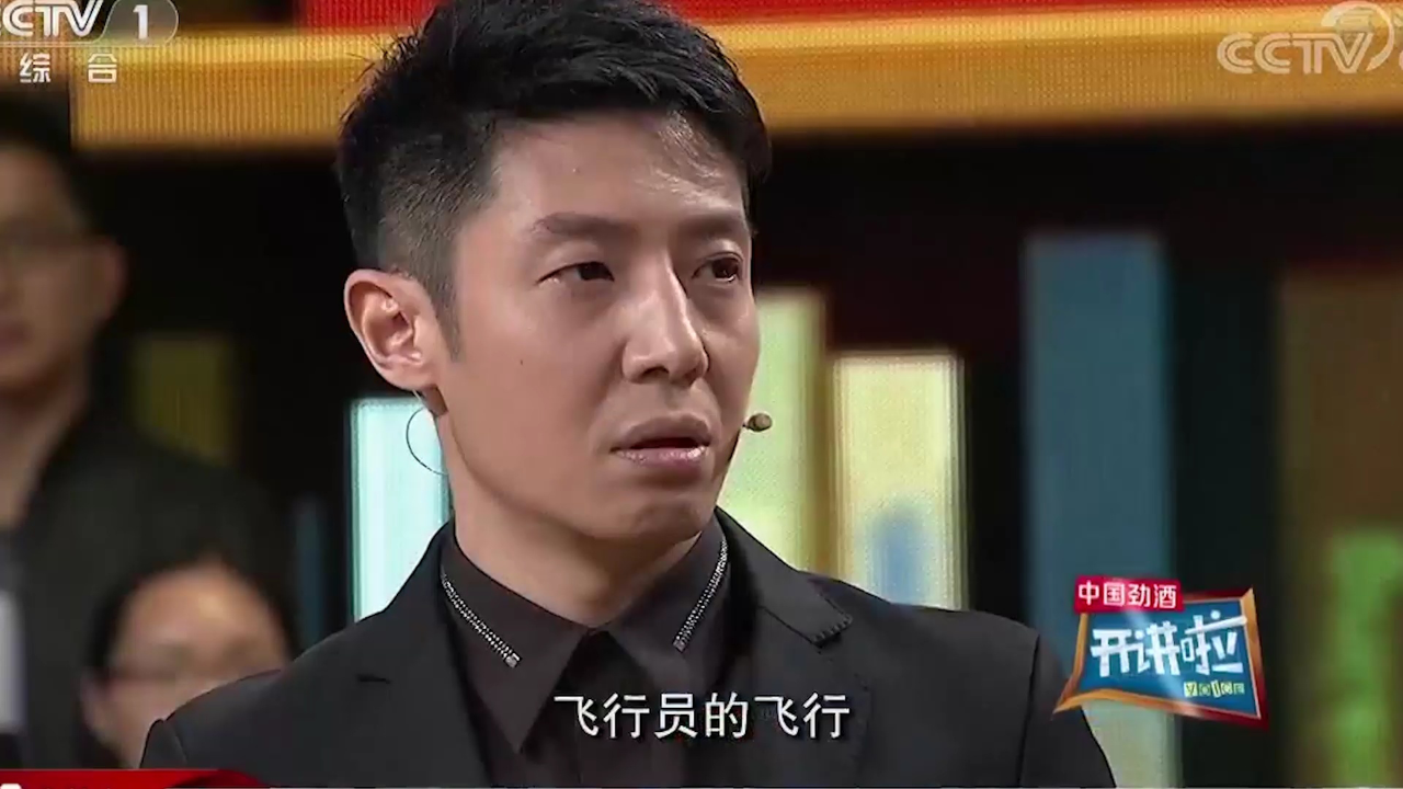 开讲啦:中国飞行员戴的摩托车头盔?长得虽然丑的要命!内部却大有乾坤!