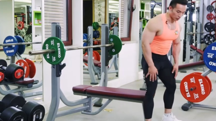 郑少忠带来胸部训练:平板卧推