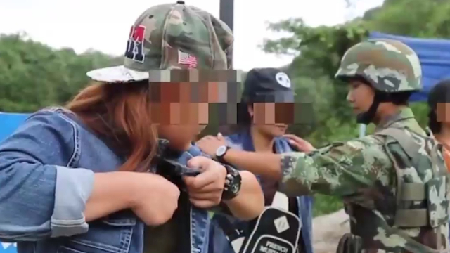 军武回顾:五名女子非法入境,边防女警紧急出动,对她们进行搜查