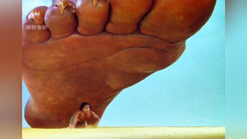 一张大脚踩向男孩,他能否化解危机呢!