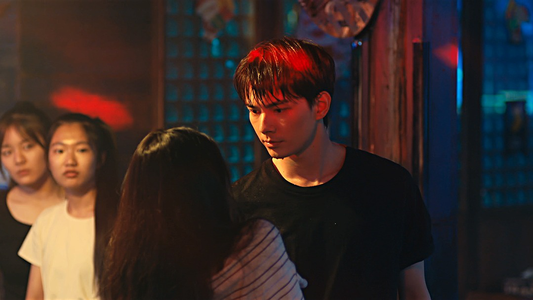 校霸当众欺负温柔甜妹,惨遭台球爆头