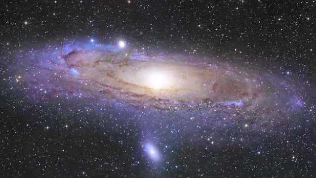 仙女座大星系的伴星系图片