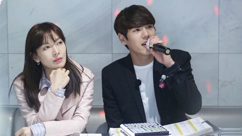 养眼夫妇含泪下车