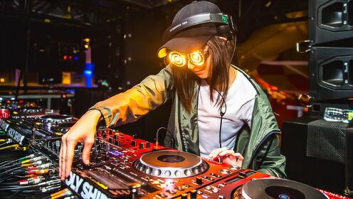 《全球电音盛宴》黑暗女王眼镜妹rezz登场!