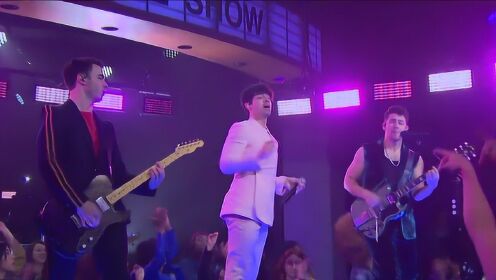 乔纳斯兄弟首次在电视节目中表演单曲《傻瓜》，很好听