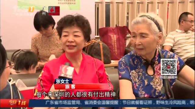 假日的坚守:深圳——“银发义工”服务他人自己更开心