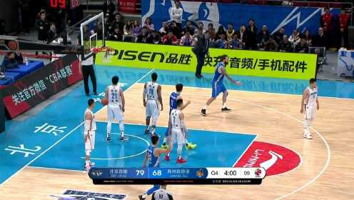 《北京男篮》一人扛起球队进攻 拉杜利察强硬单打丘天打成2+1