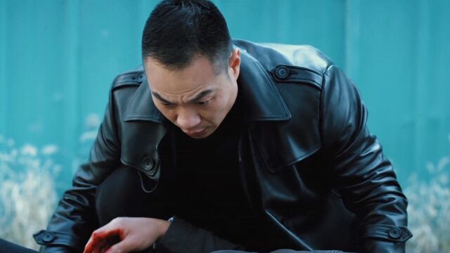 《三叉戟》第1集03:夏春生与毒贩展开激烈追逐,不敌毒贩壮烈牺牲