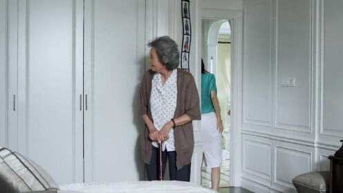 《爱的多米诺》第三十二集02：奶奶参观孙女的新房，一开衣柜门，吓的嘴都闭不上了！