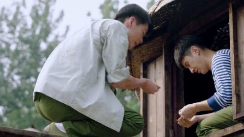 《芝麻胡同》第55集01:严谢得知粮仓潮湿,急忙让人搬运粮食