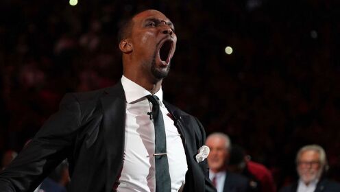 笑着笑着就哭了 波什球衣退役献上最深情"龙王怒吼"