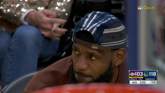 昨晚干啥去了？詹姆斯场边困得不行哈欠满天飞