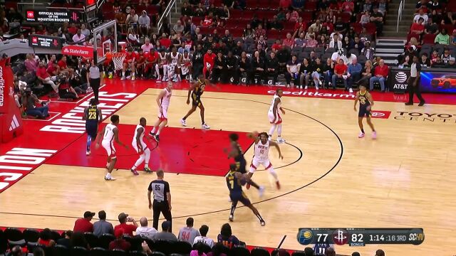 NBA：杰伦格林试图双手暴扣 布朗大帽拒绝