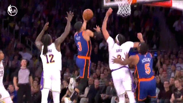 里夫斯不慎撞翻詹姆斯 被迪文拉手犯规险些伤俩