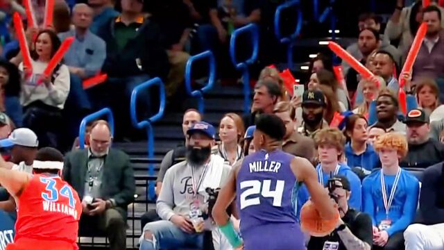 两大榜眼对决！霍姆格伦排球大帽扇飞米勒上篮