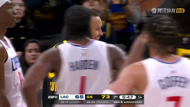 库里三分被犯规裁判无视！断回来再投命中