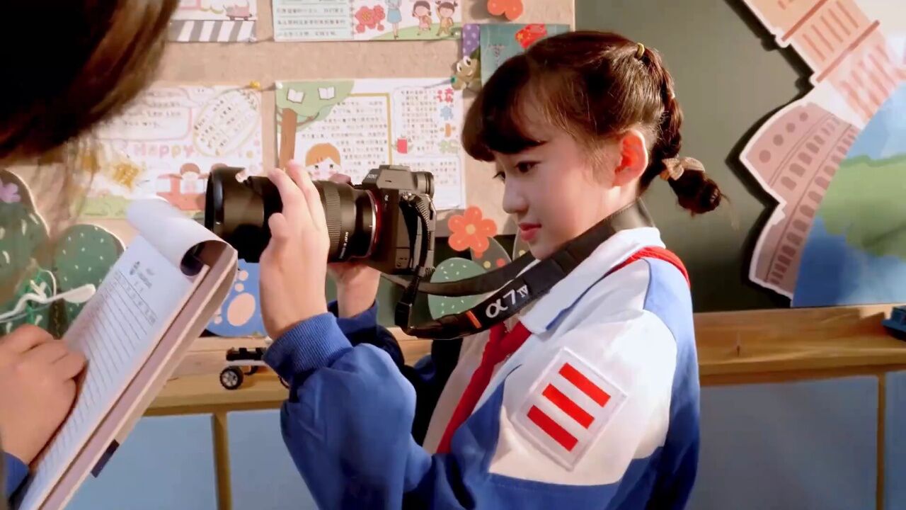 听说米小圈和李黎的校园生活有新惊喜,他们竟然拿起相机给对方拍照片