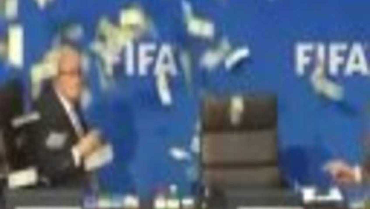 厄祖吉鲁玩台球式足球_厄祖吉鲁玩台球式足球_【资讯】FIFA重刑！布拉特和普拉蒂尼被判禁足8年_高清1080P在线观看平台_腾讯视频