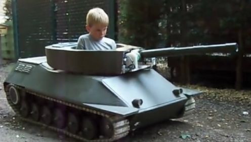 小男孩坐进微型坦克里 起初还以为是模型 接下来令人很意外