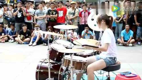 台湾女鼓手罗小白街头超帅演绎爵士风！