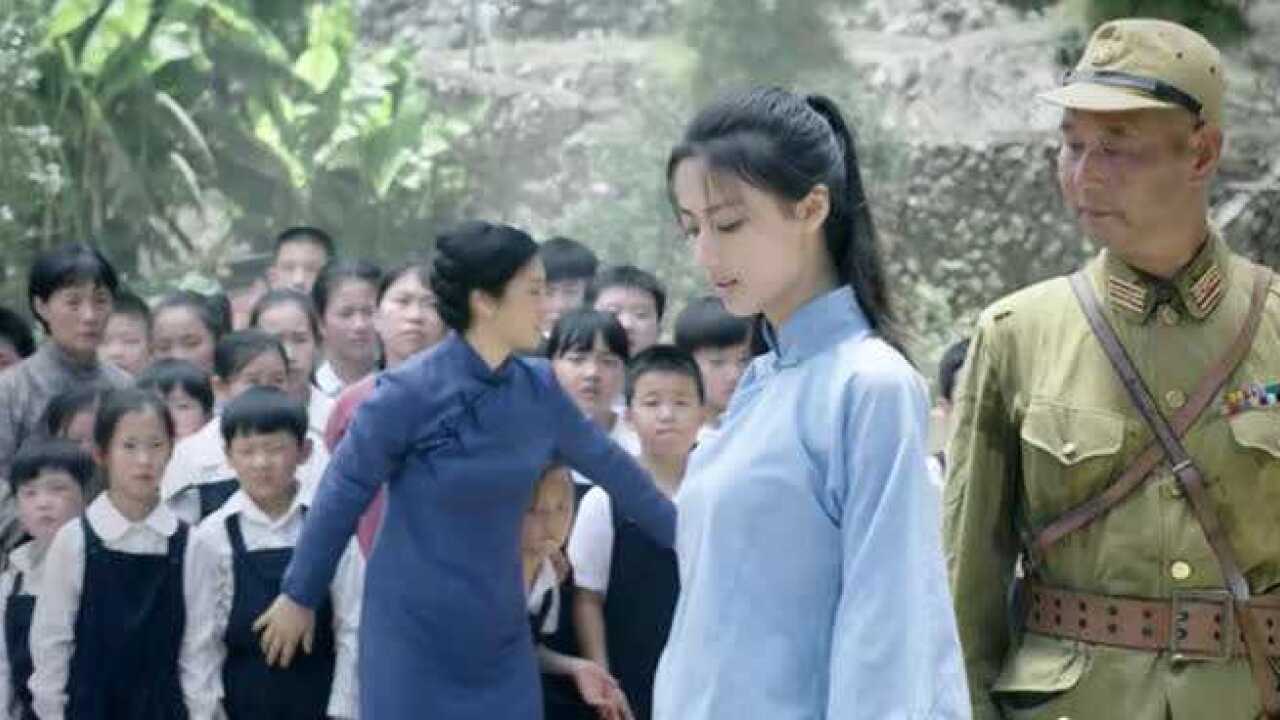这批汉奸人渣，居然进学校协助日本人抢美女供日本军官享用_高清