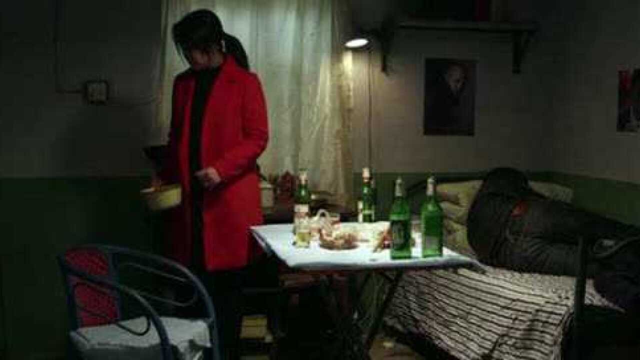 女子尿急，男子居然让她用啤酒瓶，她选了个饭盆尿，还被他喝了_腾讯视频