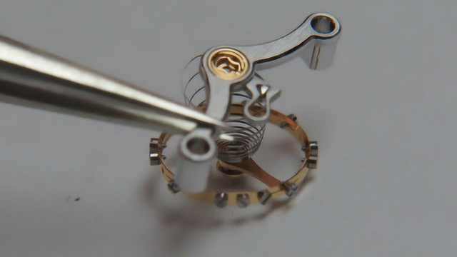 亨利慕时的摆轮游丝安装