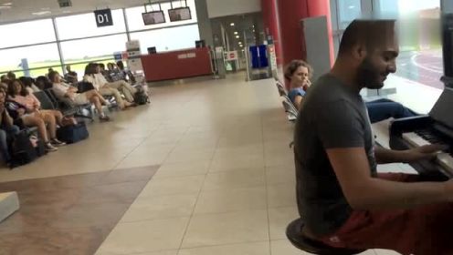 布拉格机场中，正在候机的钢琴师Maan Hamadeh坐在了候机室中的公用钢琴前《致爱丽丝》