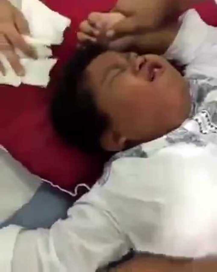 割包皮有多痛看马来西亚小孩亲身体验你就知道了_高清