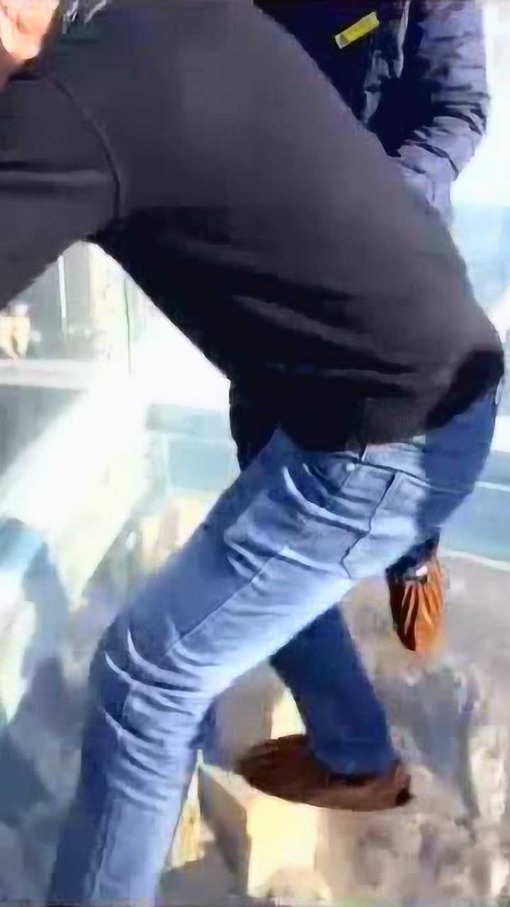 男子在玻璃栈道上居然吓的尿裤子了，太丢人了_腾讯视频