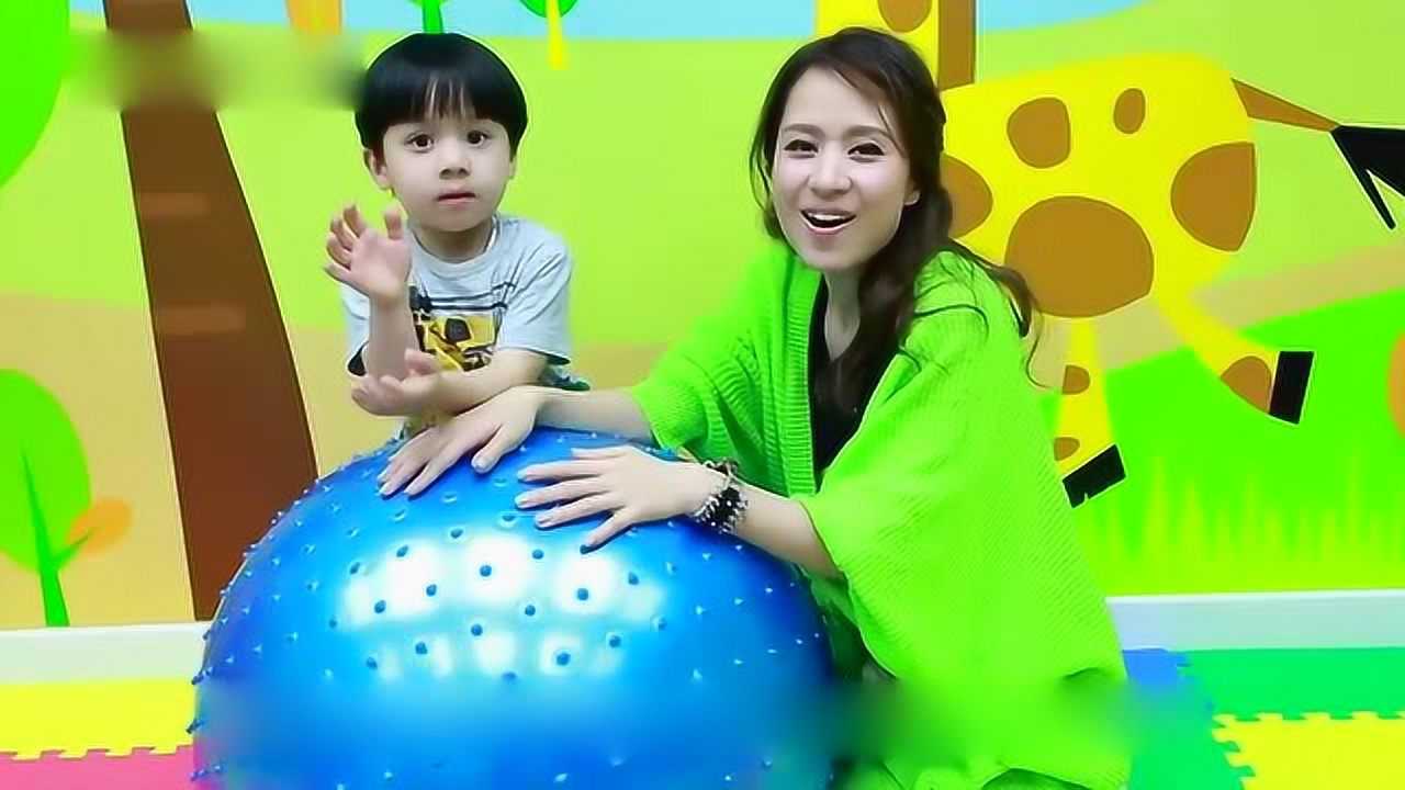 42岁沐剑屏邝文珣怀第三胎晒泳照似少女美艳依旧