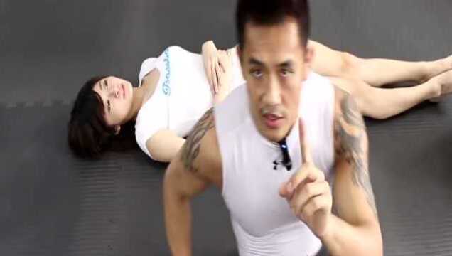 这个练腹肌的方法不错,在床上都可以练习