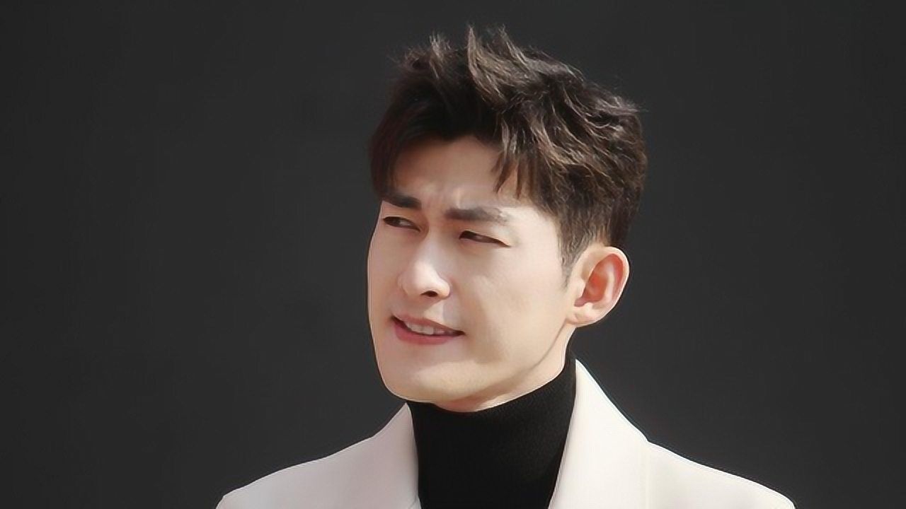 塘主张翰变表情包抿嘴眯眼小动作不断