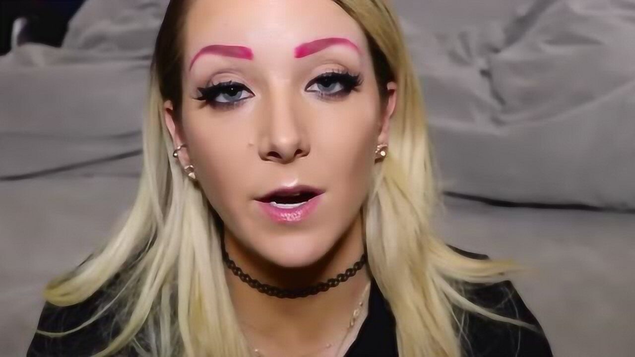 美女剃光自己的眉毛后,画上了各种稀奇古怪的眉毛