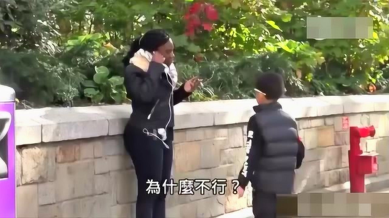 美国10岁男孩向路人借火吸烟， 街头大哥说出这样的话