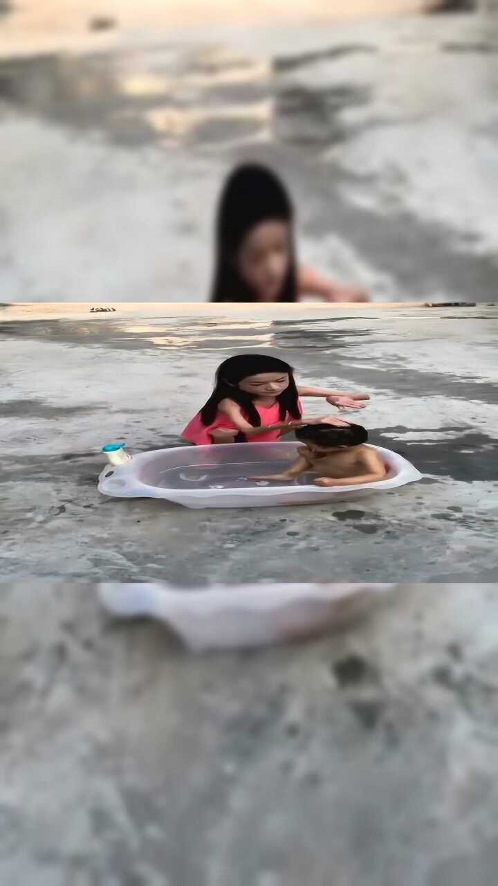 残疾妈妈给儿子洗澡！_高清