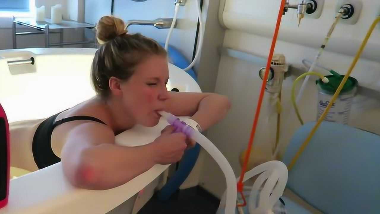 珍贵视频记录孕妇水中分娩的过程，妈妈的泪水真是惹人心疼！_高清