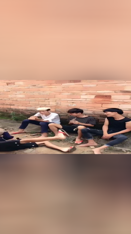 小混混教小学生变魔术,结果是套路,小学生就地大哭打滚