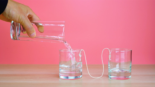 魔力科学小实验,一根棉线就让水在两杯间错位流动