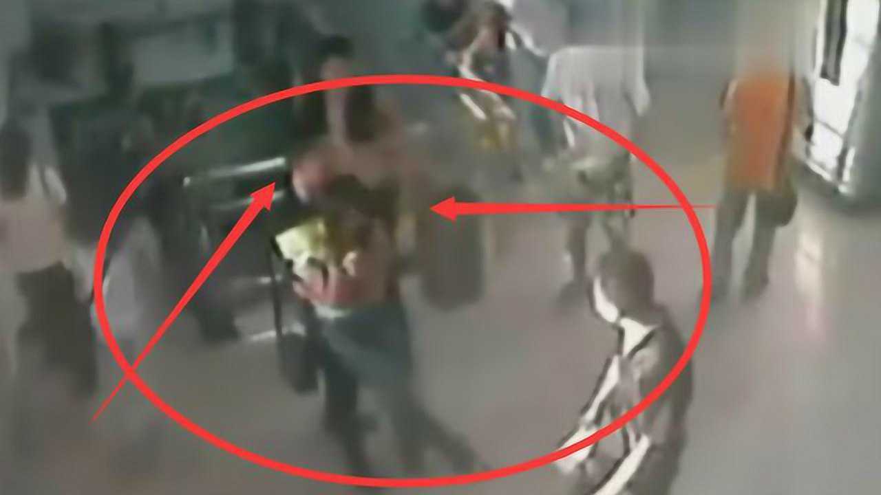 年轻美女遭四名男子强抱乱摸，监控拍到现场让人寒心一幕