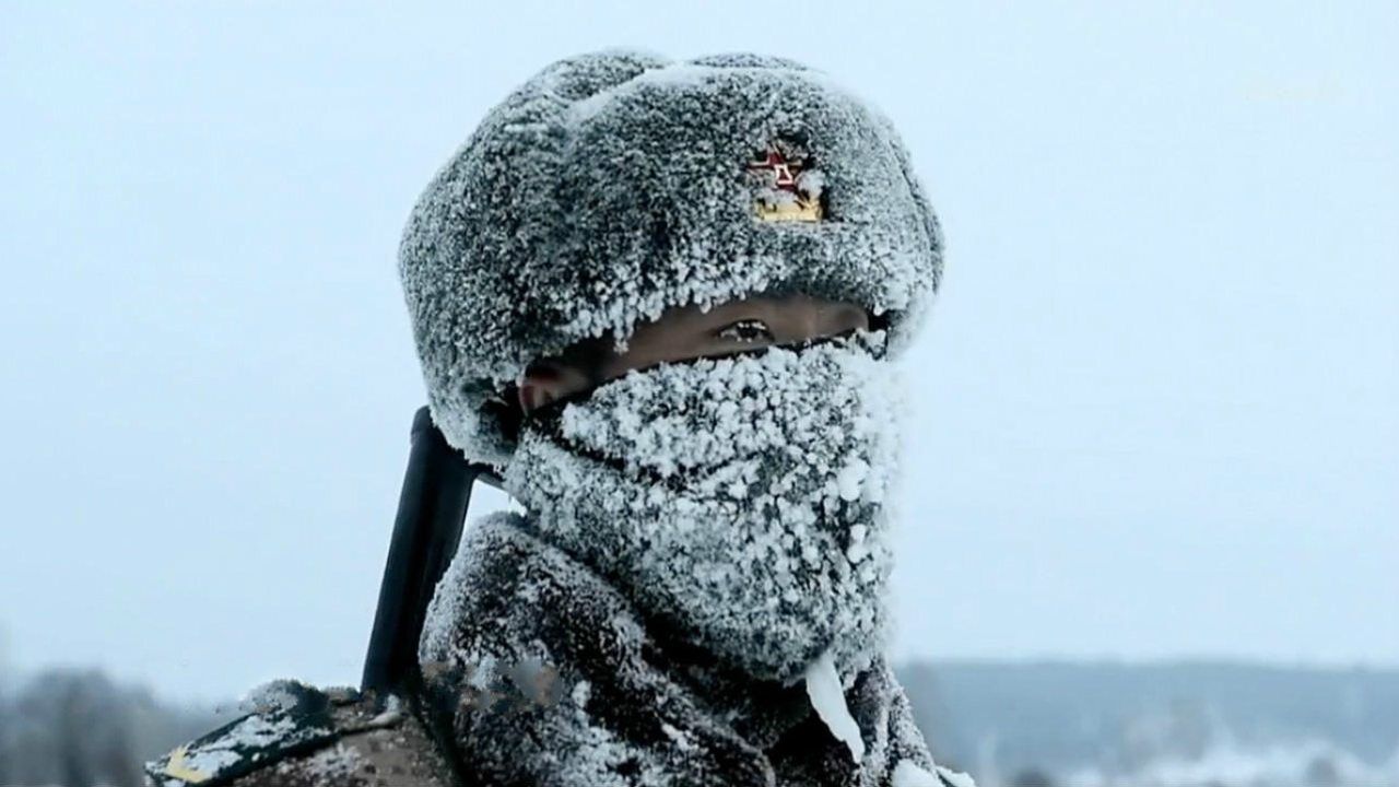 边疆战士雪天图片