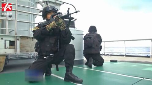 霸气！中国海军蛟龙突击队模拟商船遭海盗劫持演练