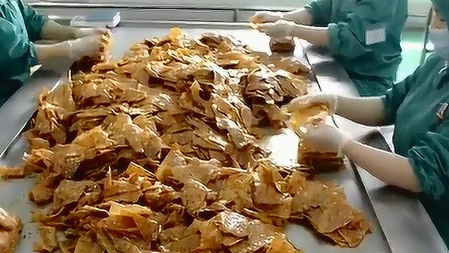 卫龙大辣条的生产过程你绝对想不到是这样的