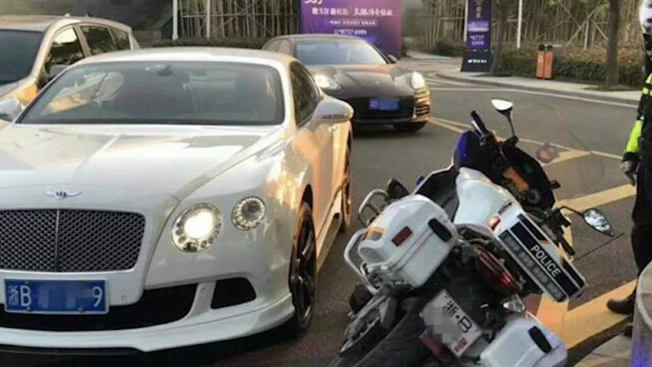 交警骑摩托逆行撞凹百万宾利 网友:摊上大事