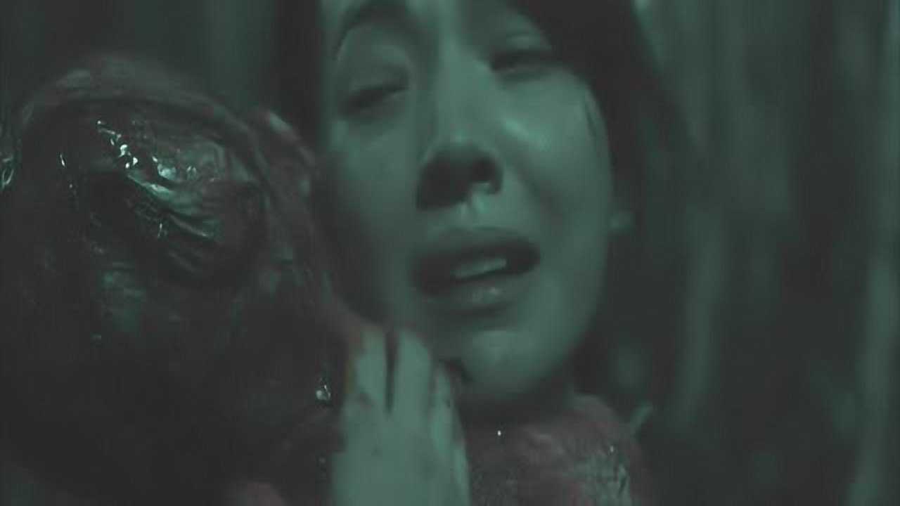 美女的肚子突然诡异变大，能看见有东西在肚里活动_高清