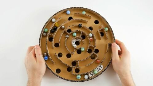 用纸板diy休闲游戏,迷宫滚珠,双手同时操控,玩起来太过瘾了