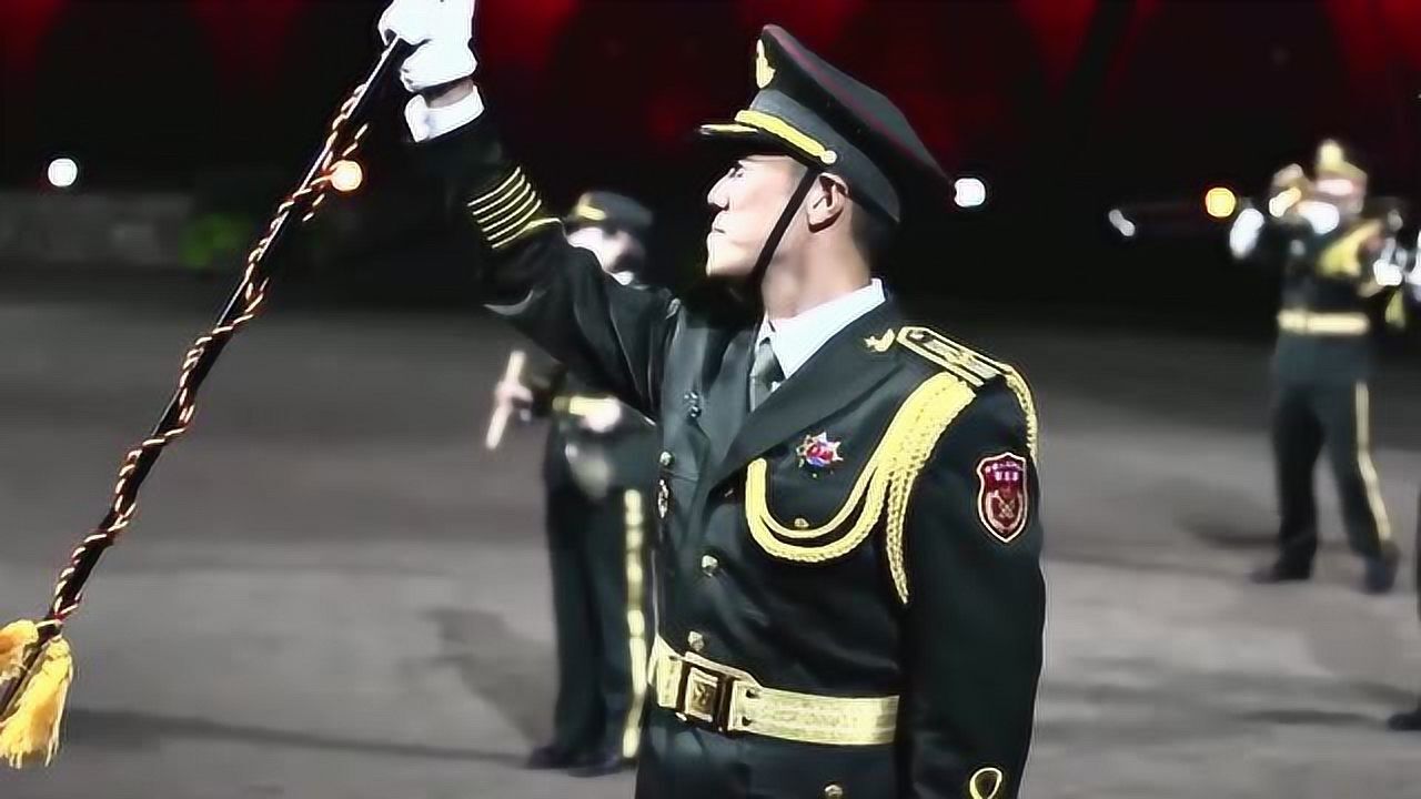 解放军军乐队国外表演中国民乐让人自豪指挥小哥展现最美微笑