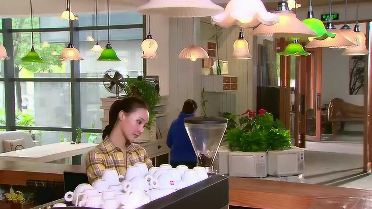 小秋被咖啡馆辞退不得不找工作维持生活