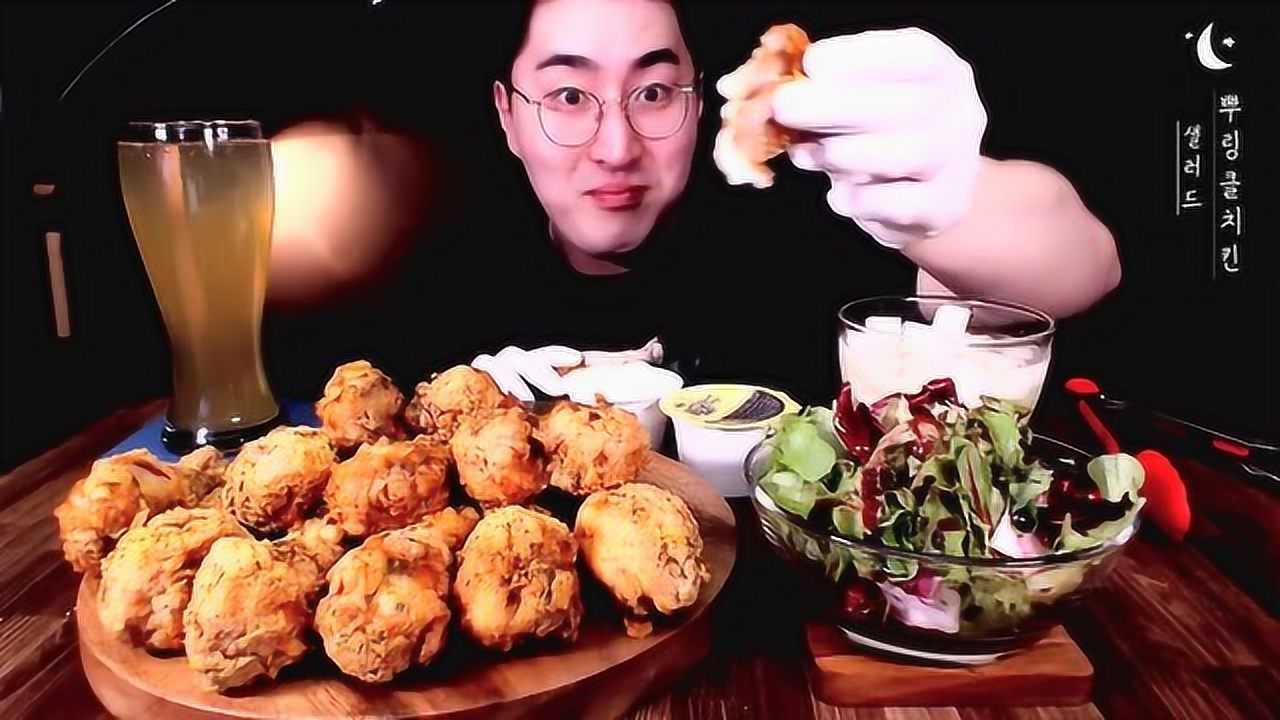 韩国小哥吃炸鸡腿大口大口的啃太过瘾了